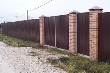 Забор на кирпичных столбах RAL 3003 профнастил