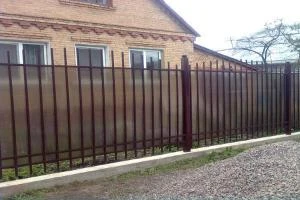 Забор со вставкой поликарбонат для участка 6 соток