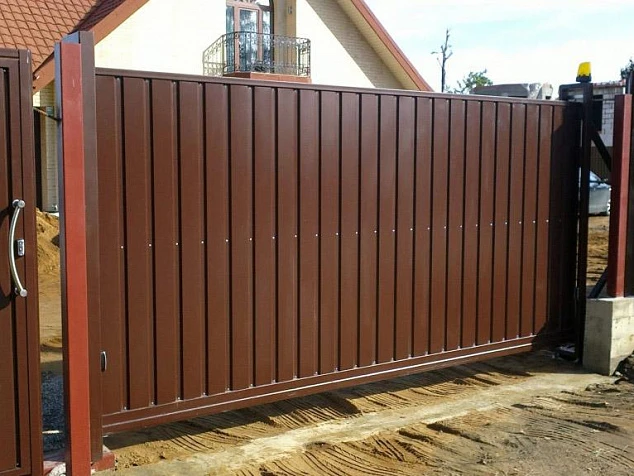 Откатные ворота из профнастила коричневого цвета 4000x2000